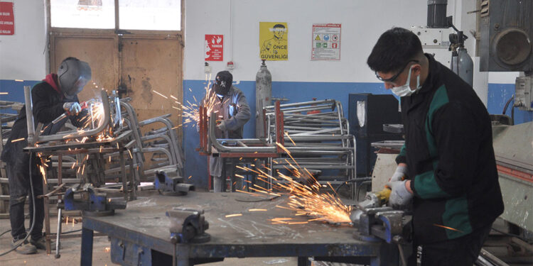 Depremzede öğrencilerin ürettiği ürünler ile 45 milyon TL ciro elde edildi