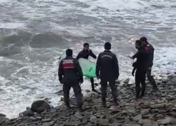 Dalgalı denizde sörf yaparken boğulma tehlikesi geçirdiler