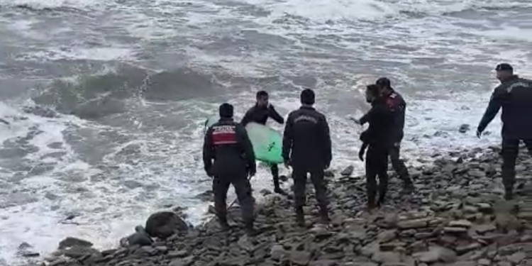 Dalgalı denizde sörf yaparken boğulma tehlikesi geçirdiler