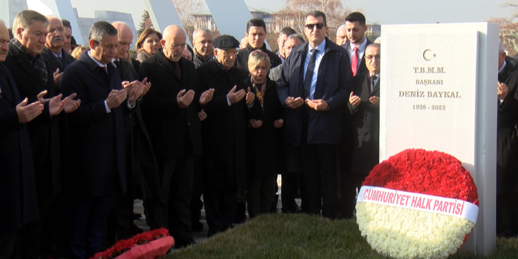 Deniz Baykal vefatının 2'nci yıl dönümünde kabri başında anıldı