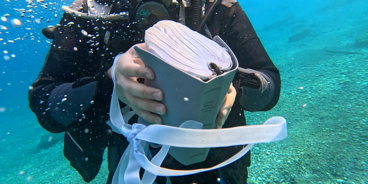 Deniz dibinde kurdeleyle bağlanmış İncil buldular