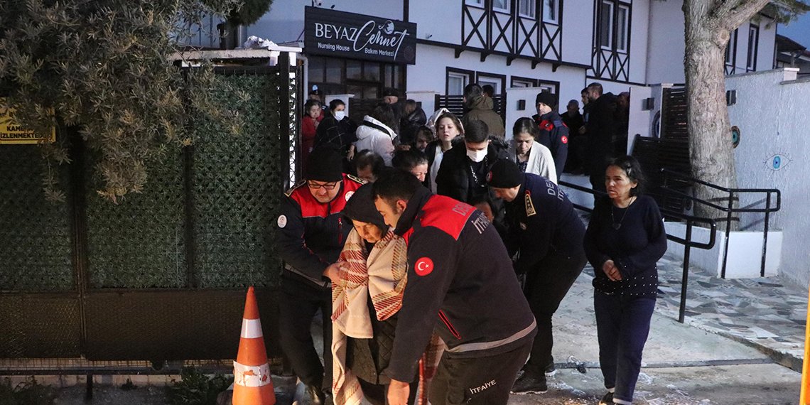 Denizli'de engelli bakım merkezinde yangın; 78 kişi tahliye edildi