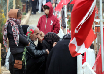 Depremde kaybettikleri yakınlarının mezarlarını ziyaret ettiler