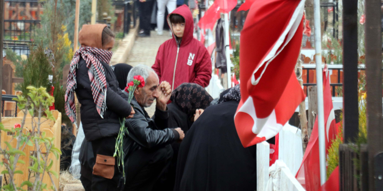 Depremde kaybettikleri yakınlarının mezarlarını ziyaret ettiler
