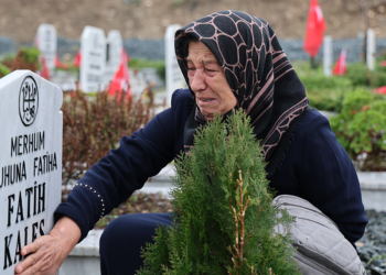Depremin 2'nci yıl dönümünde Hatay'da mezarlıklarda yoğunluk