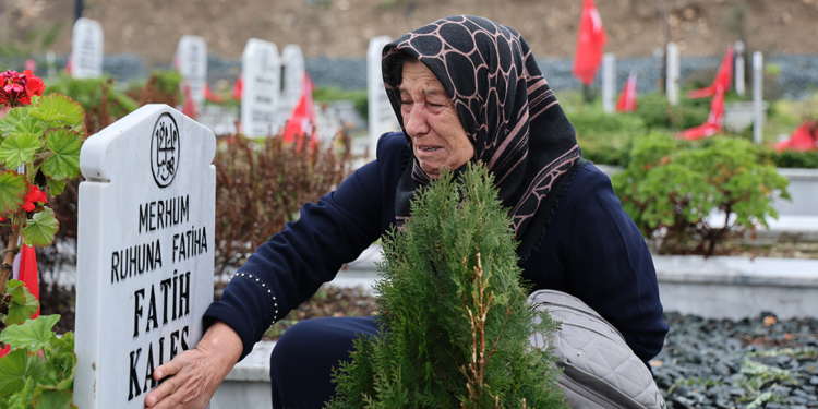 Depremin 2'nci yıl dönümünde Hatay'da mezarlıklarda yoğunluk