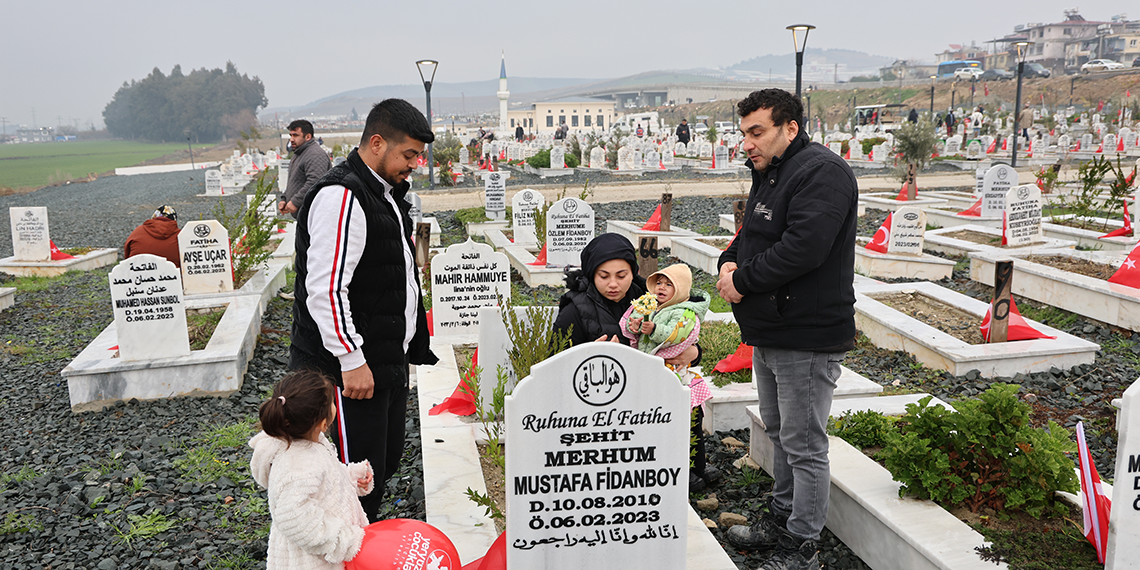 Depremin 2'nci yıl dönümünde Hatay'da mezarlıklarda yoğunluk