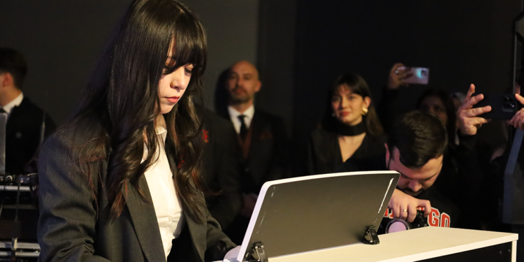 Depremzede Dicle Hayat, piyanosuyla hayata tutundu