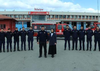 Depremzede avukat, kurtarıcılarıyla buluştu
