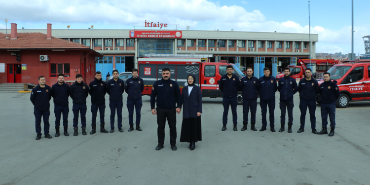 Depremzede avukat, kurtarıcılarıyla buluştu