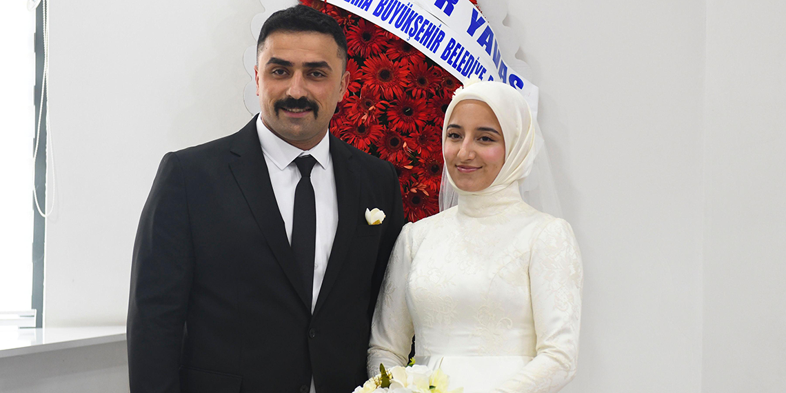 Depremzede avukat, kurtarıcılarıyla buluştu