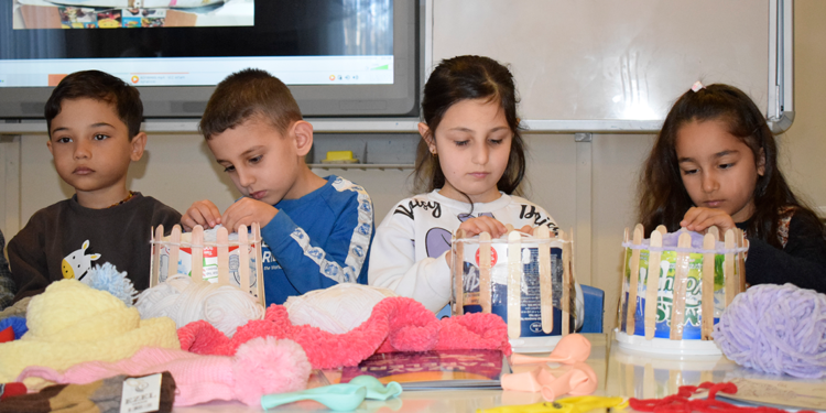 Depremzede çocuklar, 'gönül atkısı' ile ısınıyor