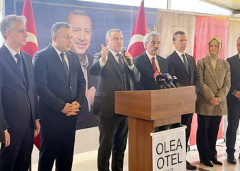 Depremzedeler yuvalarına kavuşana kadar durmayacağız