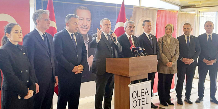 Depremzedeler yuvalarına kavuşana kadar durmayacağız