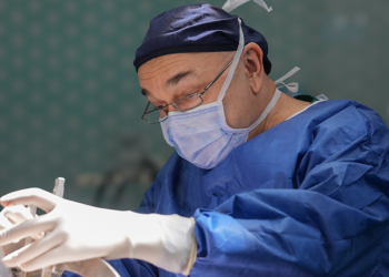 Doç. Dr. Ali Zırh, 2 bininci Parkinson ameliyatını yaptı