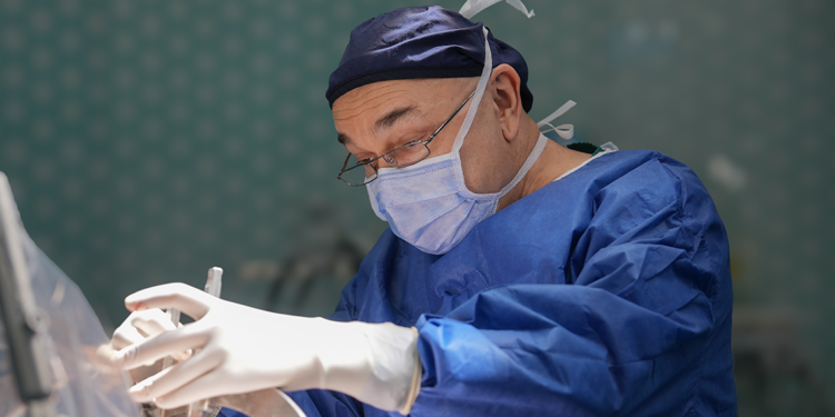 Doç. Dr. Ali Zırh, 2 bininci Parkinson ameliyatını yaptı