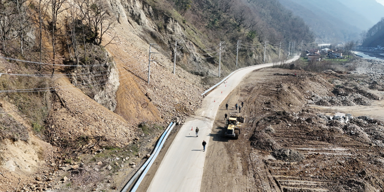 Düzce'de heyelan; 4 köy ve 2 mahallenin yolu trafiğe kapatıldı