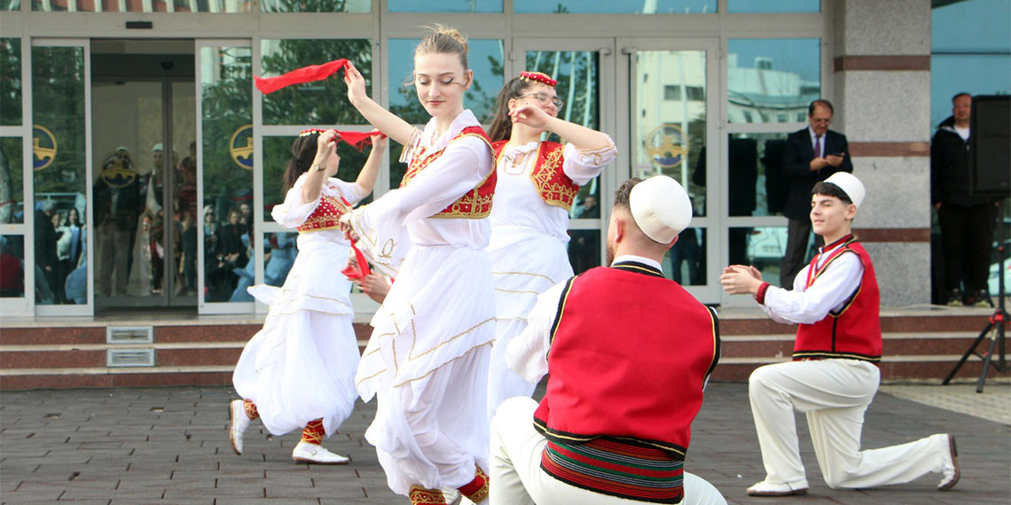 Edirne'de, 7 ülkeden 600'e yakın dansçının katıldığı Uluslararası Balkan Halk Oyunları Festivali başladı.