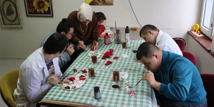 Down sendromlu çocuklar ve aileleri üretip kazanıyor