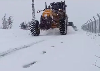 Elazığ'da 17 köy yolu kardan kapandı