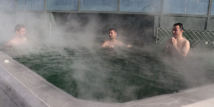 Eksi 10 derecede sıcak havuz keyfi