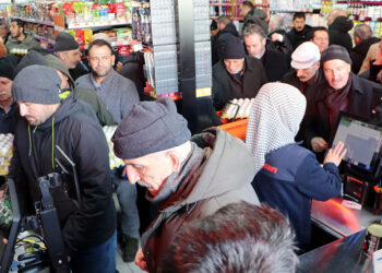 Erzurum'da market açılışında izdiham