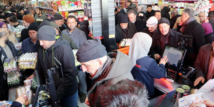 Erzurum'da market açılışında izdiham