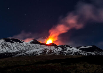Etna Yanardağı'nda lav akışı başladı