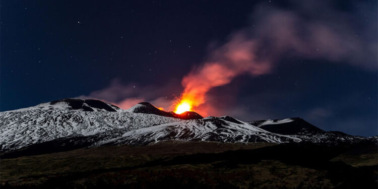 Etna Yanardağı'nda lav akışı başladı