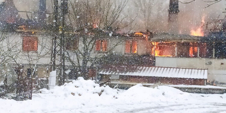 Evde çıkan yangında komşuları tarafından kurtarıldı