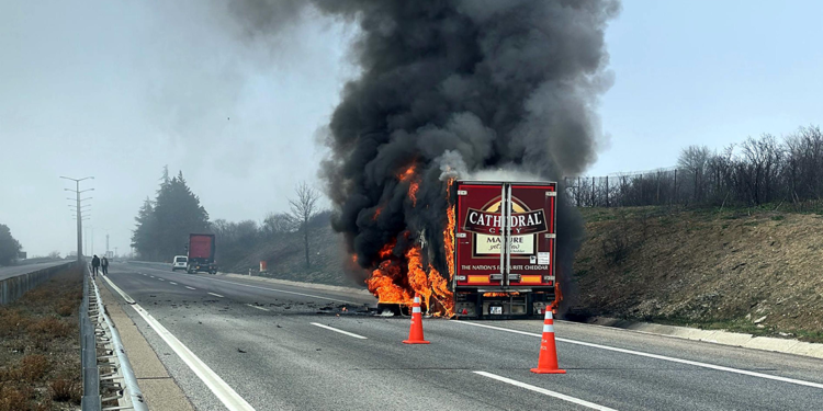 Edirne'de limonata yüklü TIR alev alev yandı