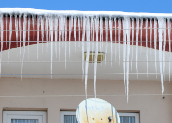Eksi 31'i gören Çaldıran'da çatılarda buz sarkıtları oluştu