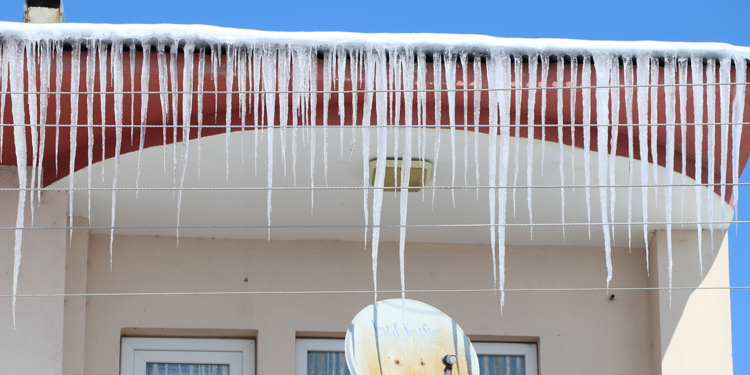 Eksi 31'i gören Çaldıran'da çatılarda buz sarkıtları oluştu