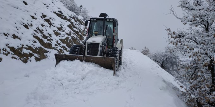 Elazığ'da kardan kapanan 17 köy yolu ulaşıma açıldı