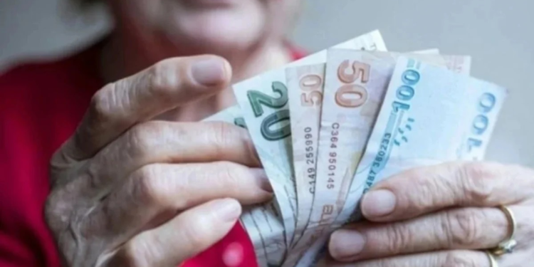 Emeklilerin zam farkı ödemeleri yarın hesaplarına yatırılacak