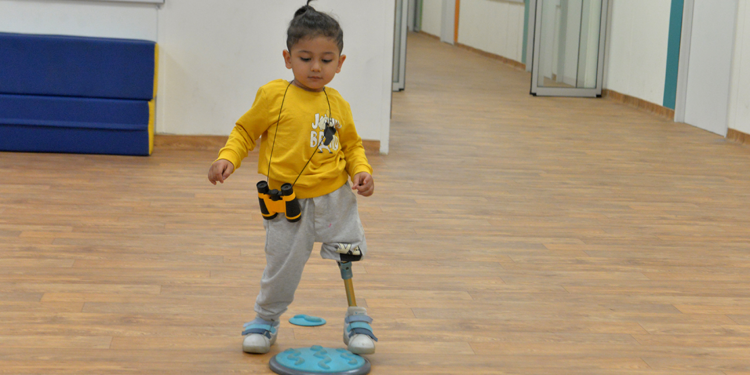 Enkaz altında kalan Hasan bebek, protezle yaşama tutundu