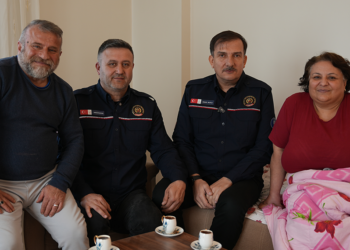 Enkaz altında verdiği sözü tuttu; kendini kurtaran itfaiyecilerle kahve içti