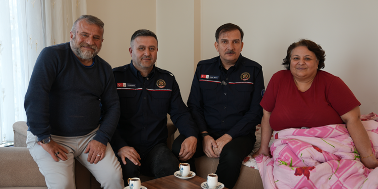 Enkaz altında verdiği sözü tuttu; kendini kurtaran itfaiyecilerle kahve içti