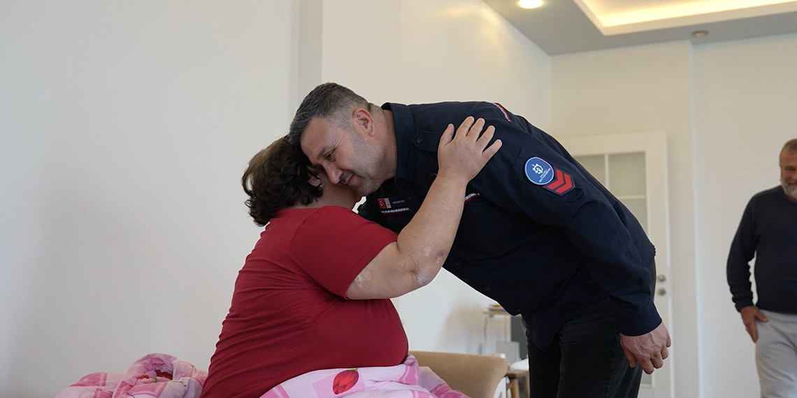 Enkaz altında verdiği sözü tuttu; kendini kurtaran itfaiyecilerle kahve içti