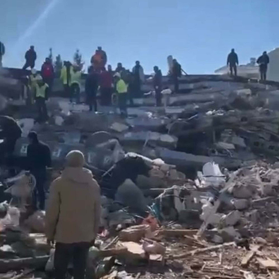 Enkaz altından kurtarılan Çiğdem öğretmenin yaşam mücadelesi sürüyor