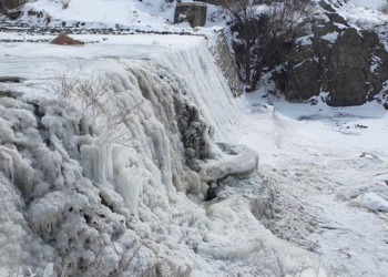 Erzincan'daki Işıkpınar Deresi, buz tuttu