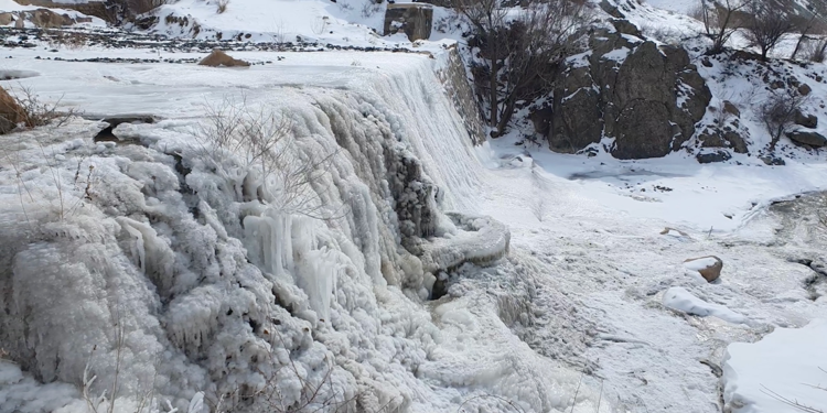 Erzincan'daki Işıkpınar Deresi, buz tuttu