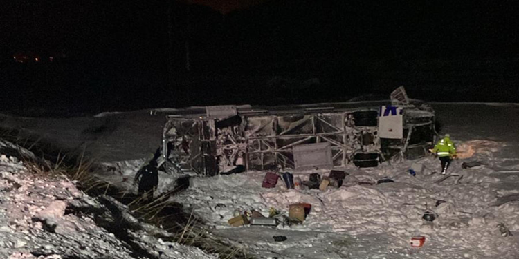 Erzurum'da yolcu otobüsü devrildi: 37 yaralı