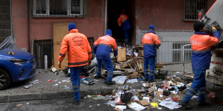 Esenler'de 10 yıldır çöp toplayan adamın evinden 5 ton çöp çıkartıldı