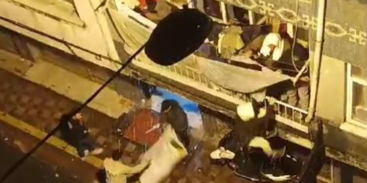 Esenler'de yangında balkondan atladılar