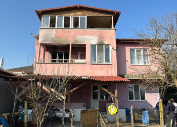 Ev yangınında 2 kişi dumandan etkilendi