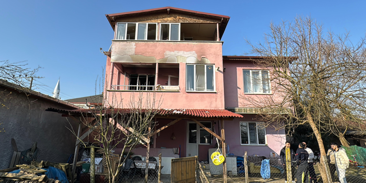 Ev yangınında 2 kişi dumandan etkilendi