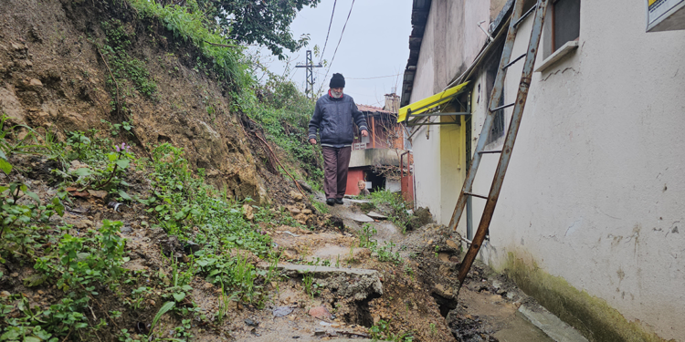 Evlerinin yolunu kapatan heyelan, 'özel mülk' diye temizlenmedi
