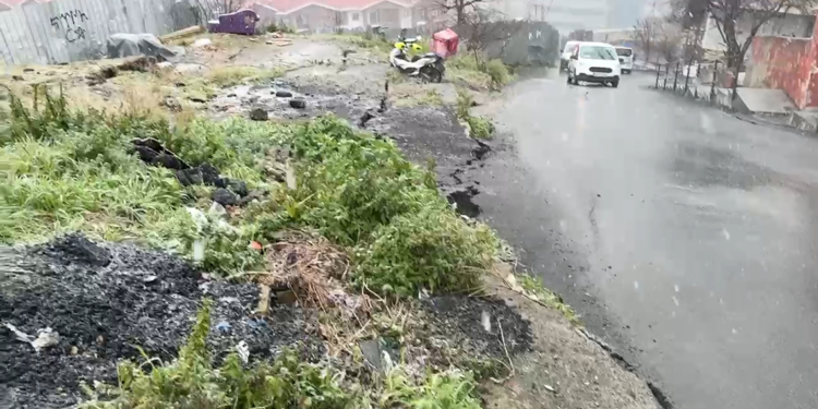 Eyüpsultan'da çatlaklar oluşan 4 bina tahliye edildi