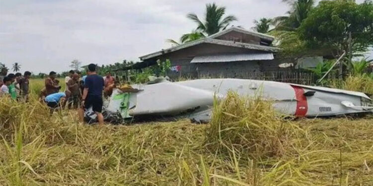 Filipinler'in güneyinde küçük uçak düştü; 4 ölü